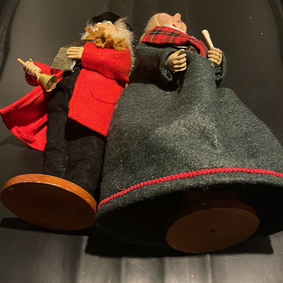 Vintage Byers Choice Christmas Carolers Couple Seniors Singer Figurines - Picture 13 of 16